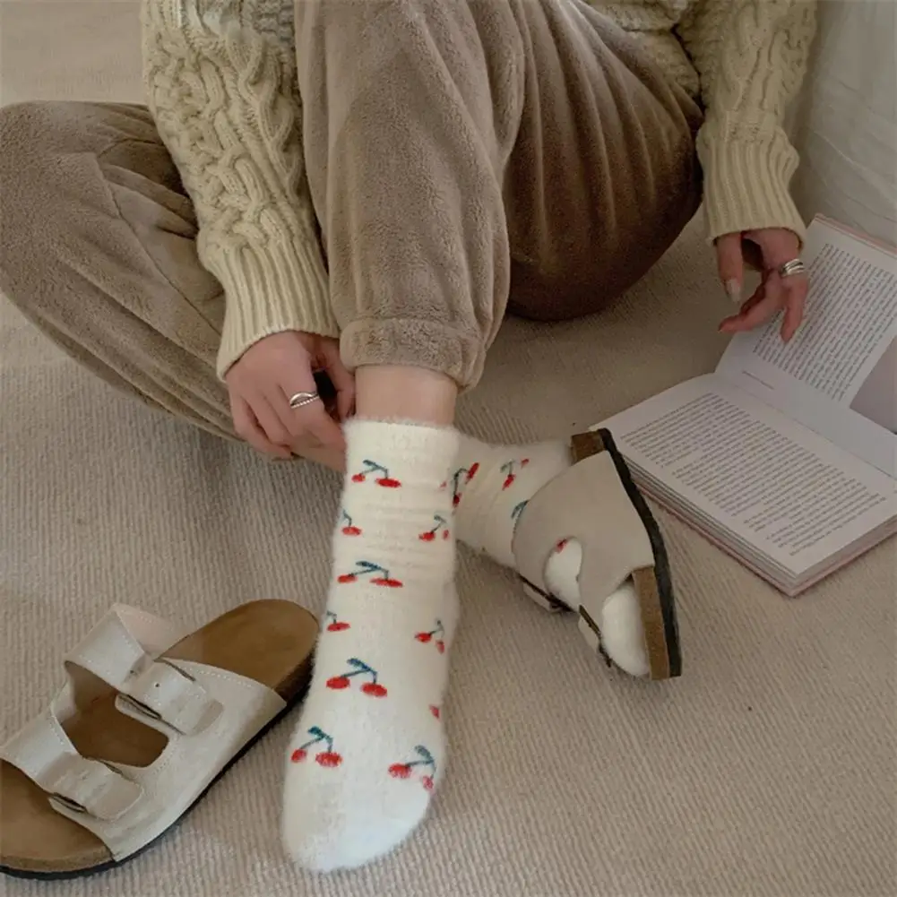 1 Пара креативных осенне-зимних женских носков, утолщенные имитационные норковые бархатные носки средней длины, плюшевые носки с рисунком кролика и вишни - 1