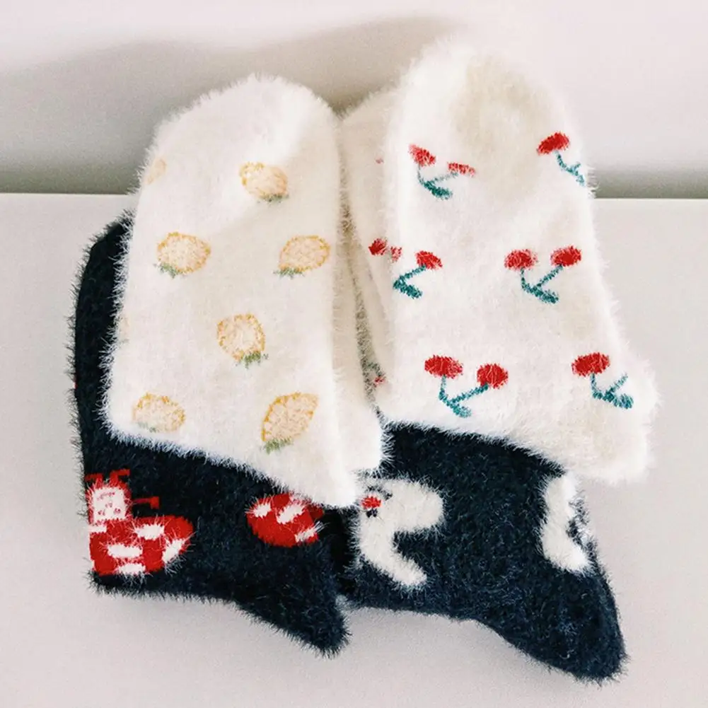 1 Пара креативных осенне-зимних женских носков, утолщенные имитационные норковые бархатные носки средней длины, плюшевые носки с рисунком кролика и вишни - 3