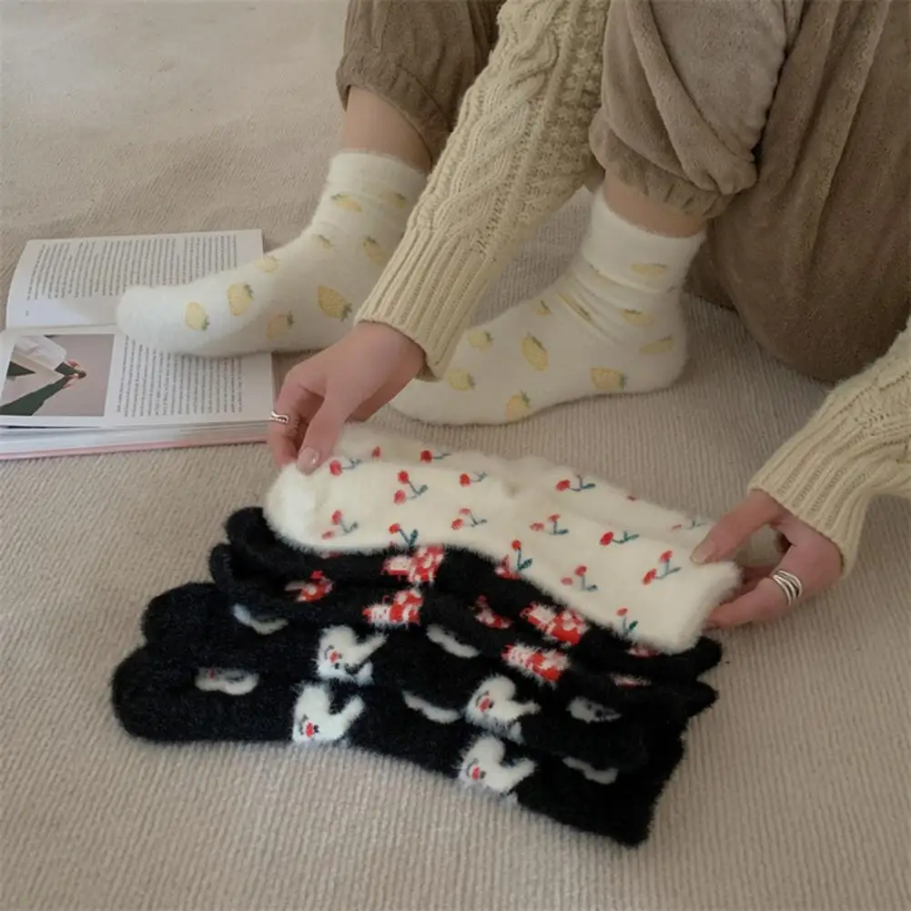 1 Пара креативных осенне-зимних женских носков, утолщенные имитационные норковые бархатные носки средней длины, плюшевые носки с рисунком кролика и вишни - 4