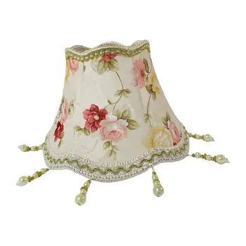 Тканевый абажур в винтажном стиле с цветочным узором и бахромой